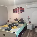 Szofi Vendeghaz بيت للعطل
