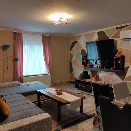 Szofi Vendeghaz بيت للعطل *